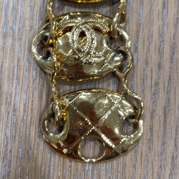Authentic Vintage Chanel Quilted Gold Plated Bracelet with One CC missing - Picture 4 of 9